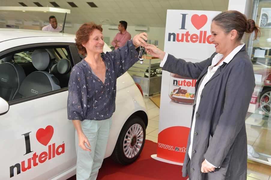 Remise des clés de la FIAT 500 "i Love Nutella" à Hélène OZGA par Muriel GALABERT (Ferrero).